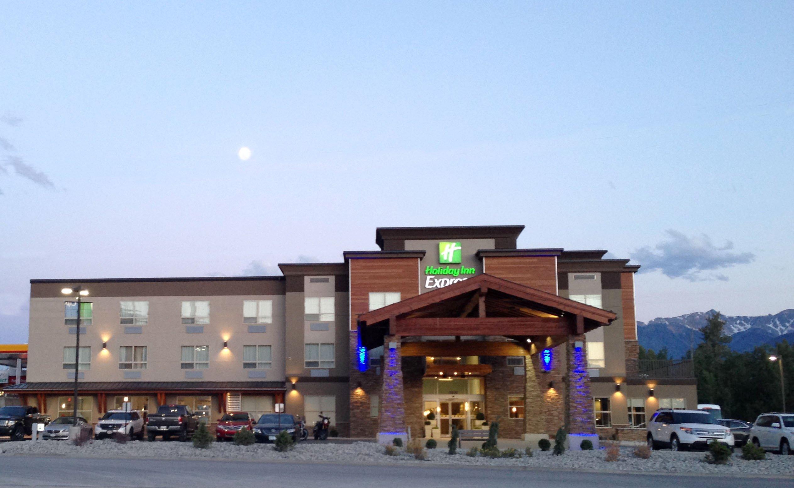 Holiday Inn Express Golden-Kicking Horse By Ihg מראה חיצוני תמונה