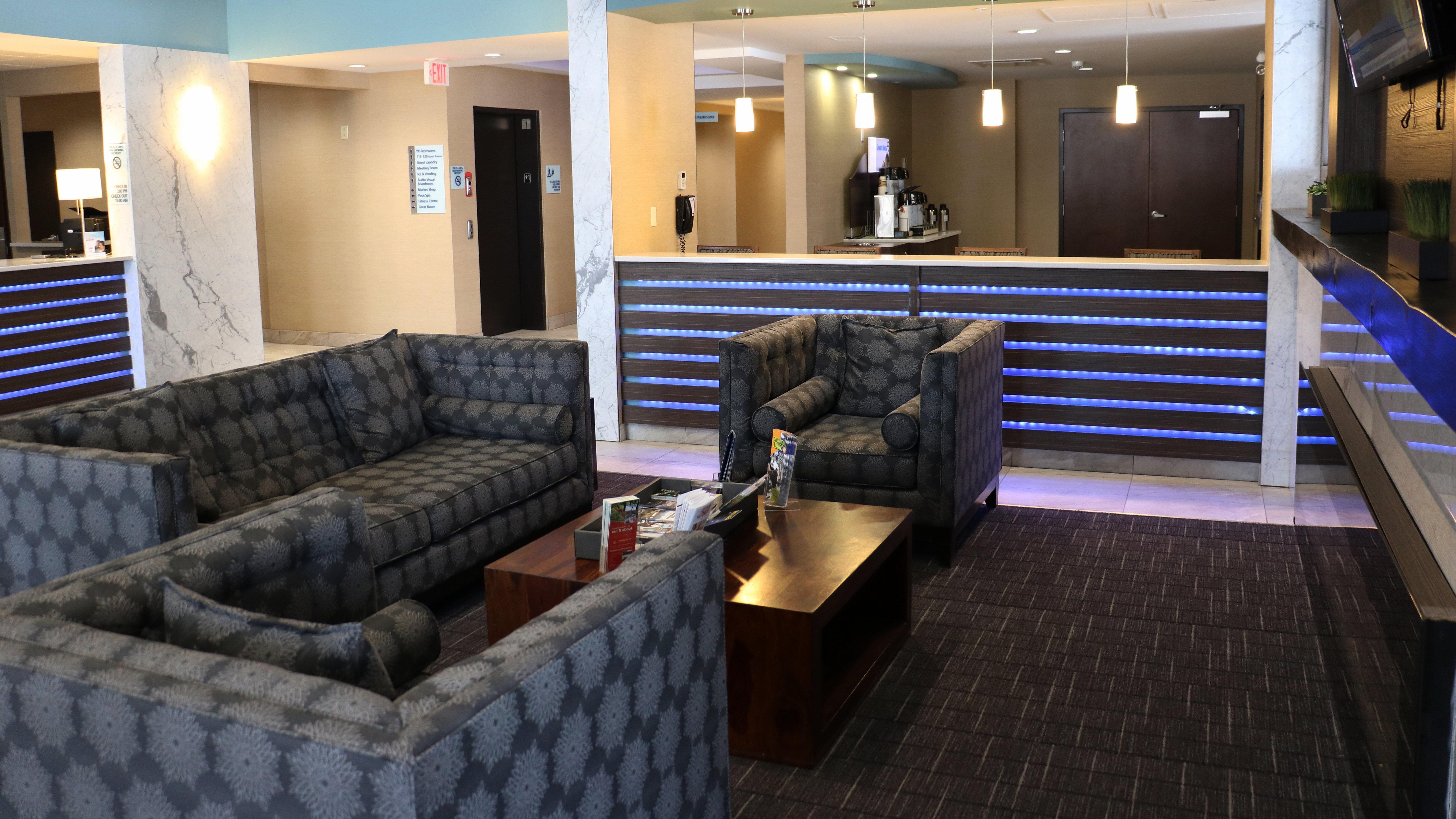 Holiday Inn Express Golden-Kicking Horse By Ihg מראה חיצוני תמונה