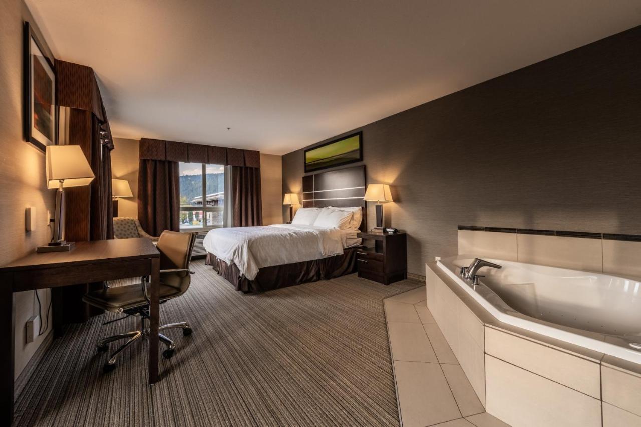 Holiday Inn Express Golden-Kicking Horse By Ihg מראה חיצוני תמונה