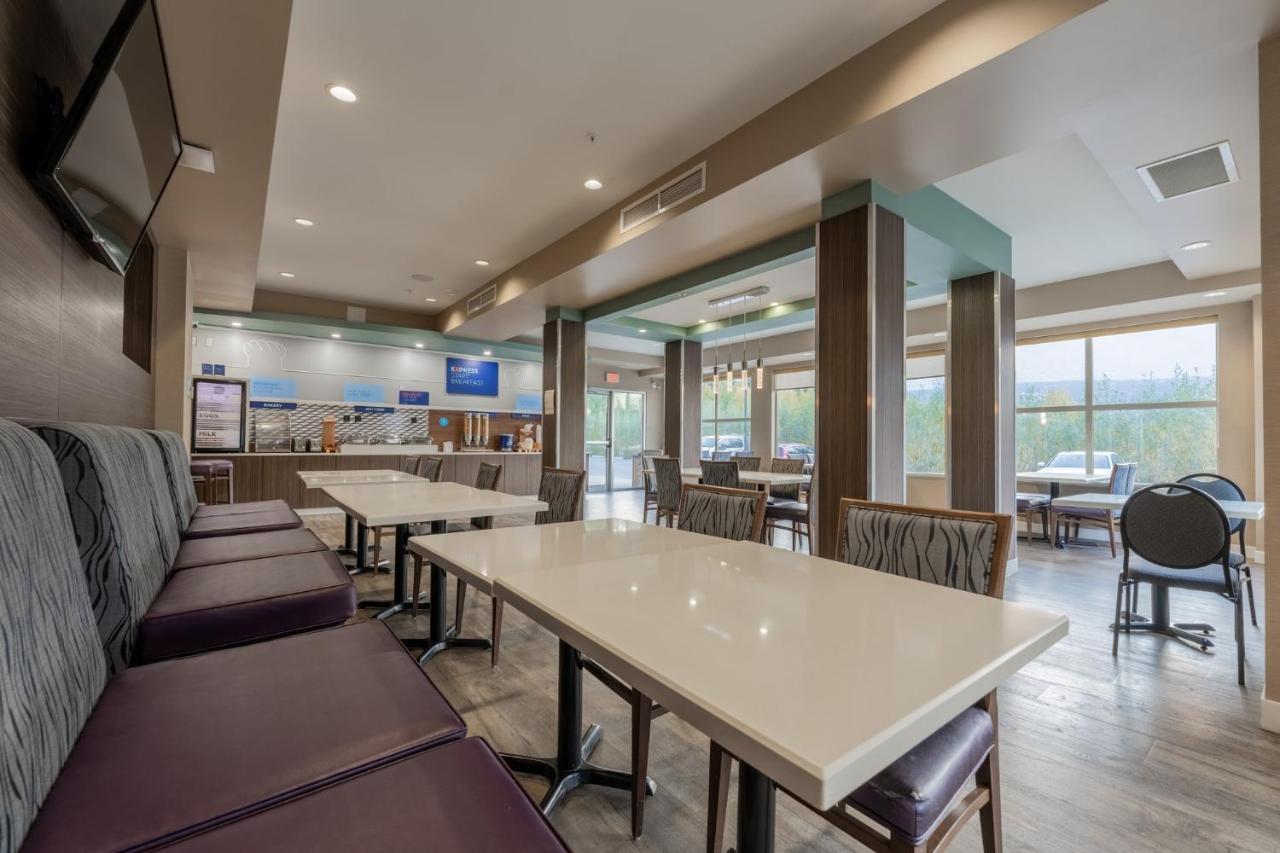 Holiday Inn Express Golden-Kicking Horse By Ihg מראה חיצוני תמונה