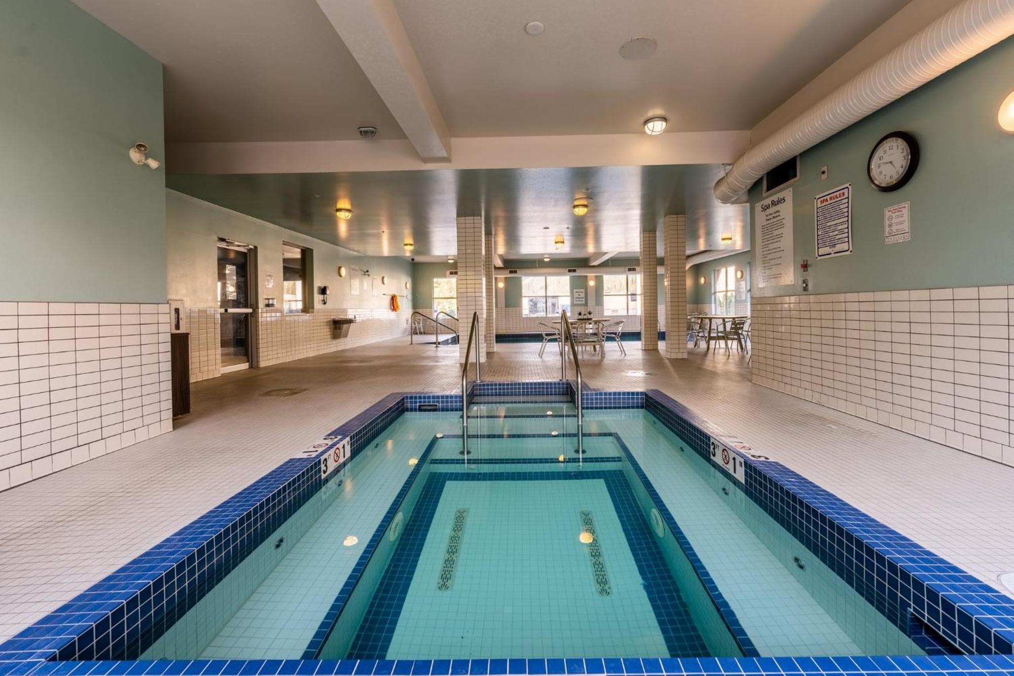 Holiday Inn Express Golden-Kicking Horse By Ihg מראה חיצוני תמונה