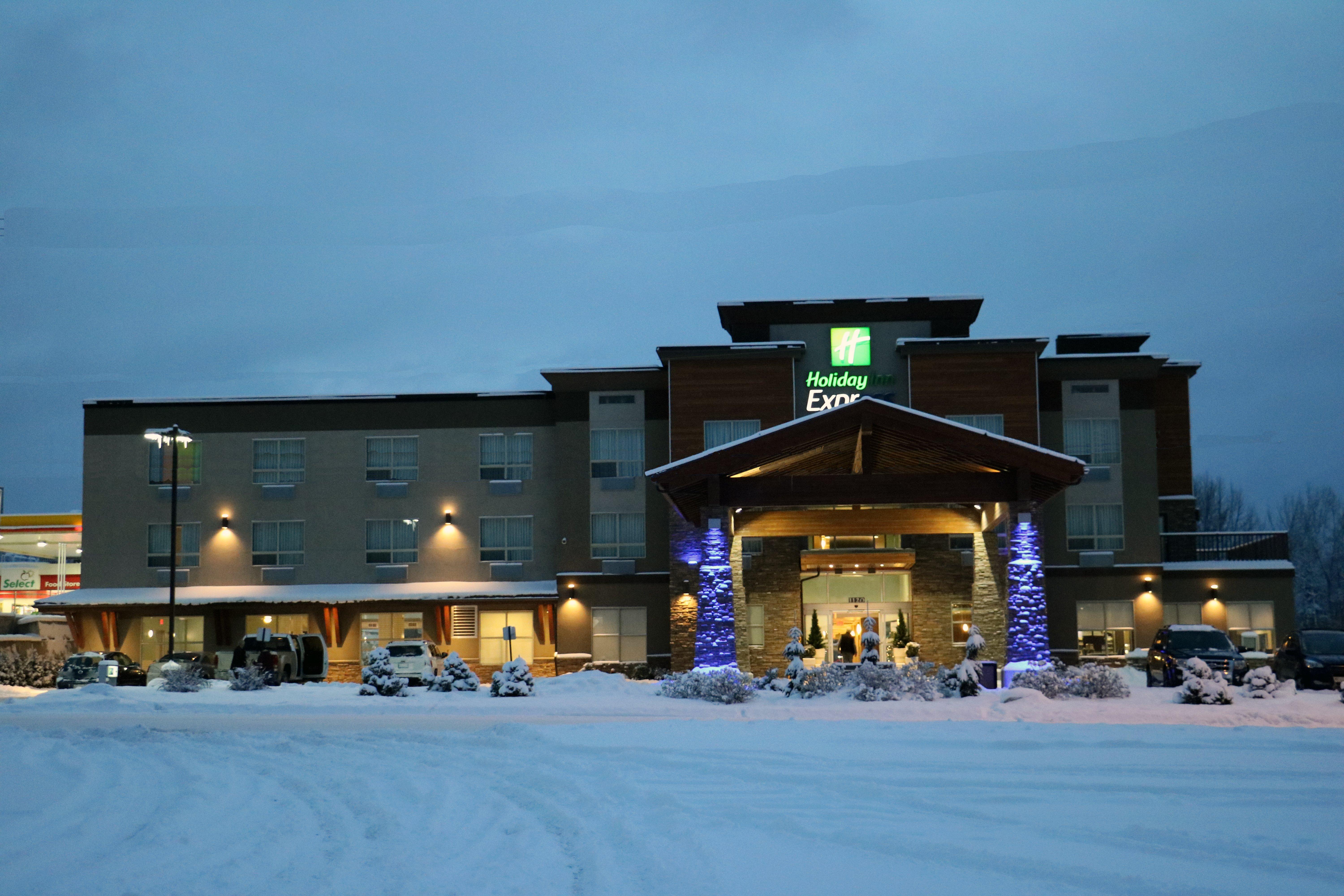 Holiday Inn Express Golden-Kicking Horse By Ihg מראה חיצוני תמונה
