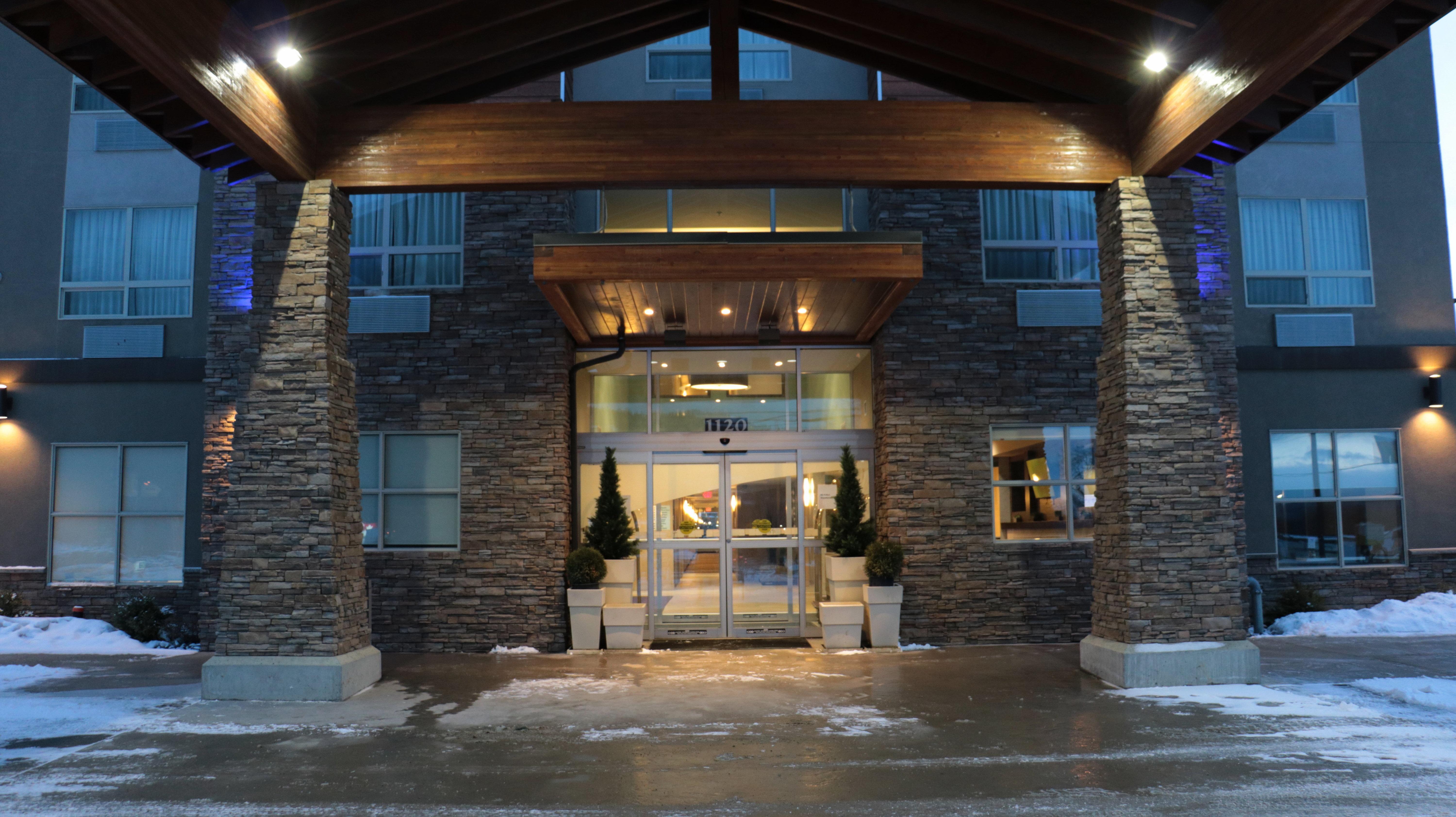 Holiday Inn Express Golden-Kicking Horse By Ihg מראה חיצוני תמונה