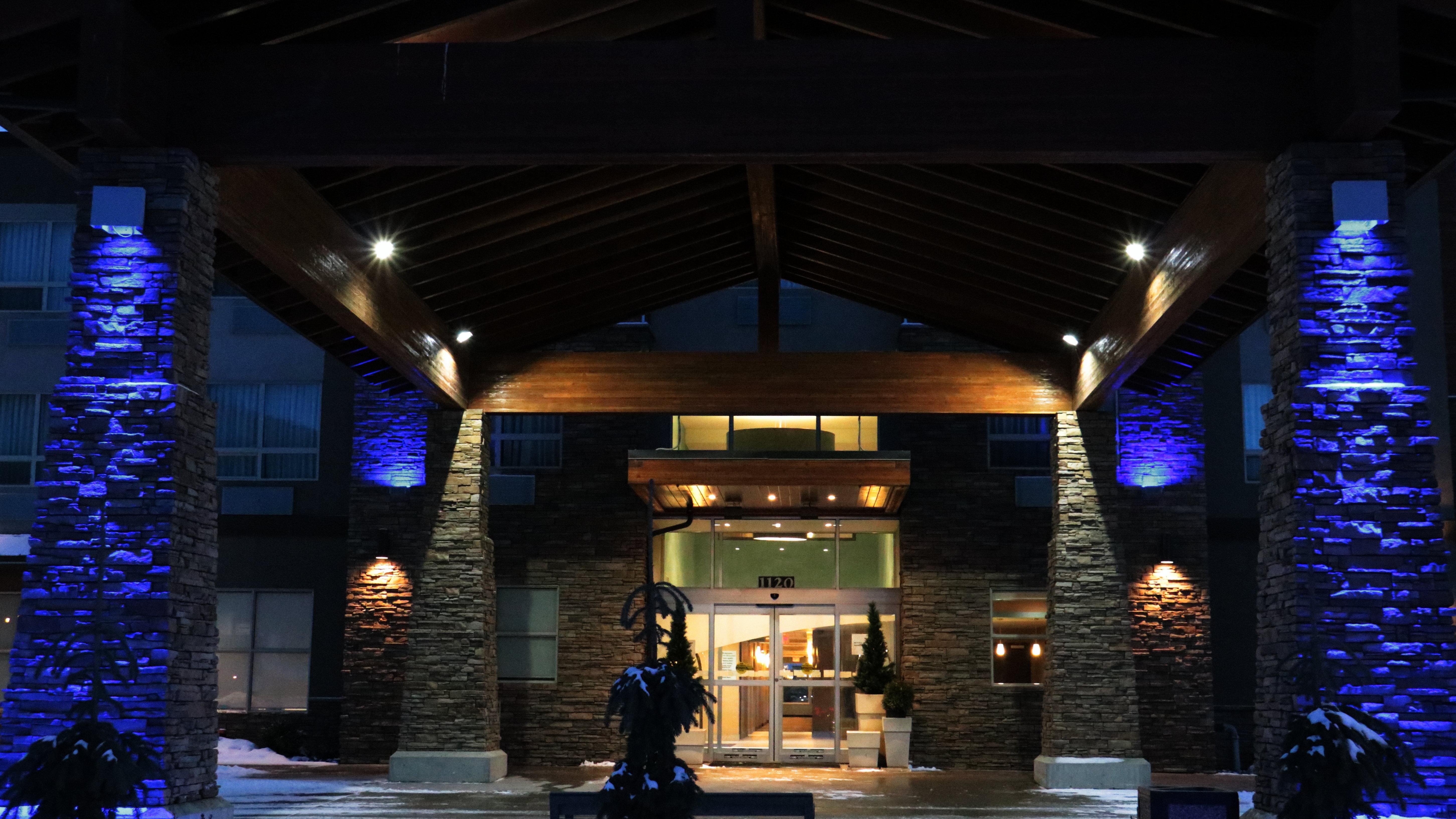 Holiday Inn Express Golden-Kicking Horse By Ihg מראה חיצוני תמונה