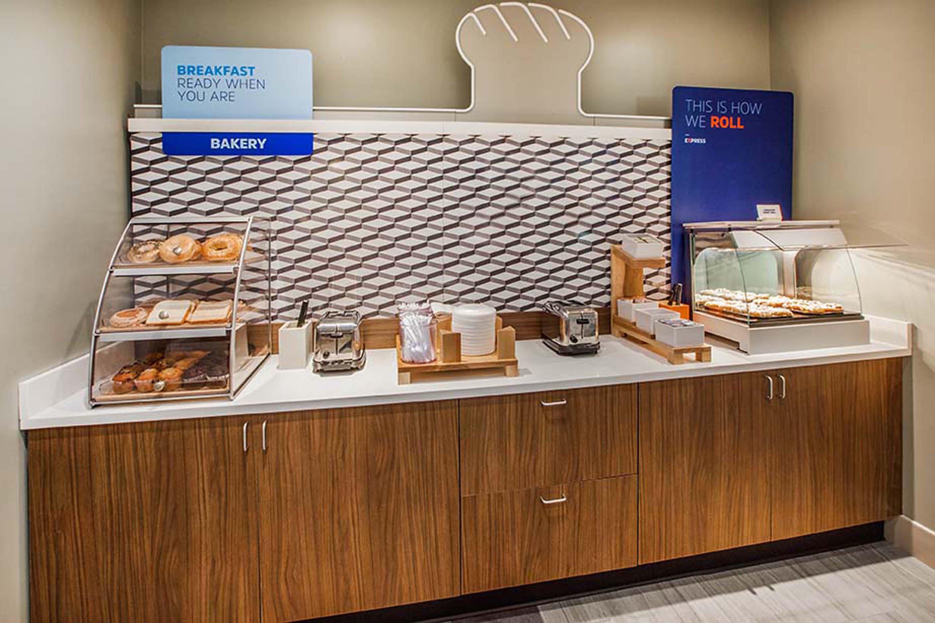 Holiday Inn Express Golden-Kicking Horse By Ihg מראה חיצוני תמונה