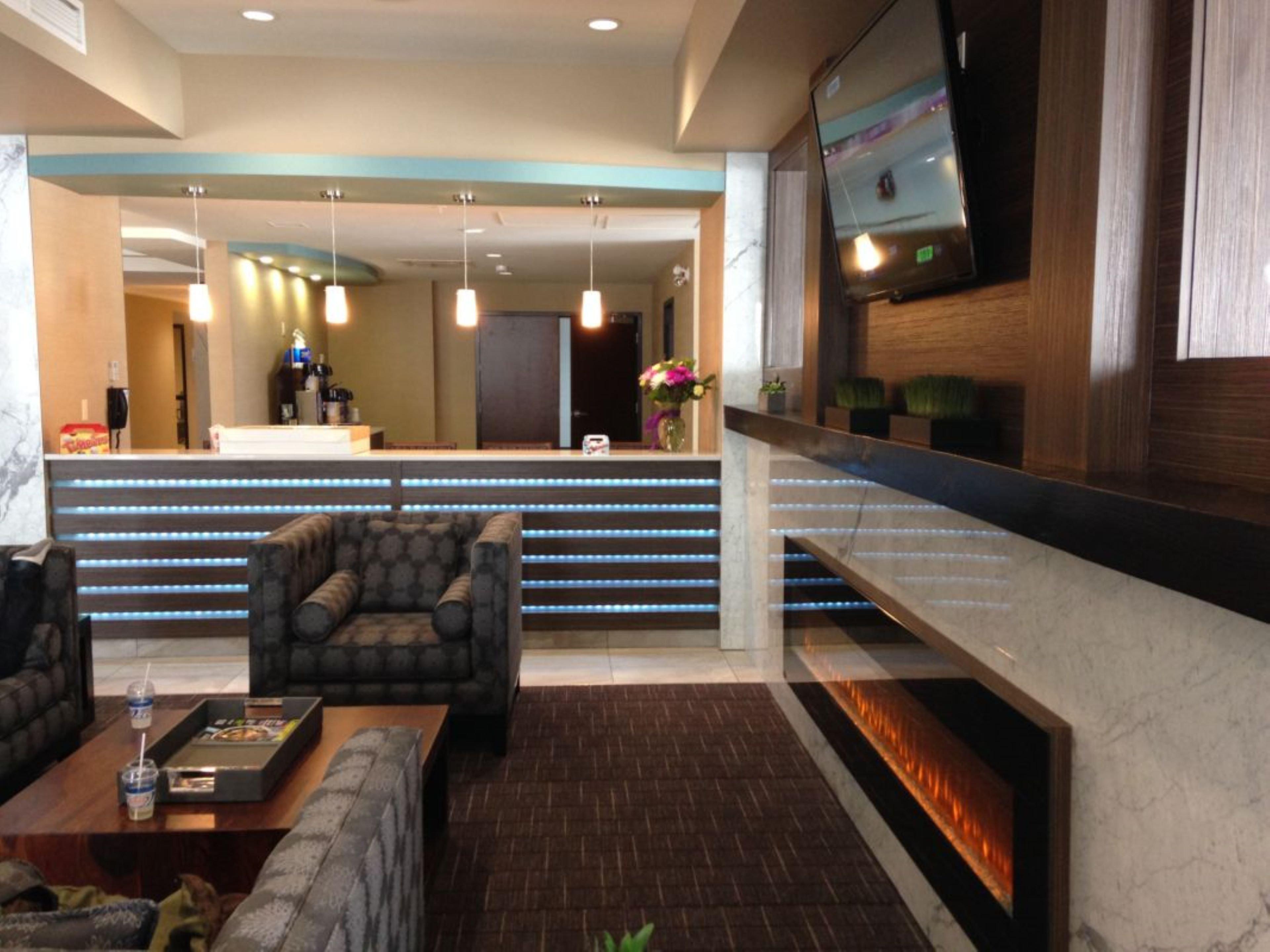Holiday Inn Express Golden-Kicking Horse By Ihg מראה חיצוני תמונה
