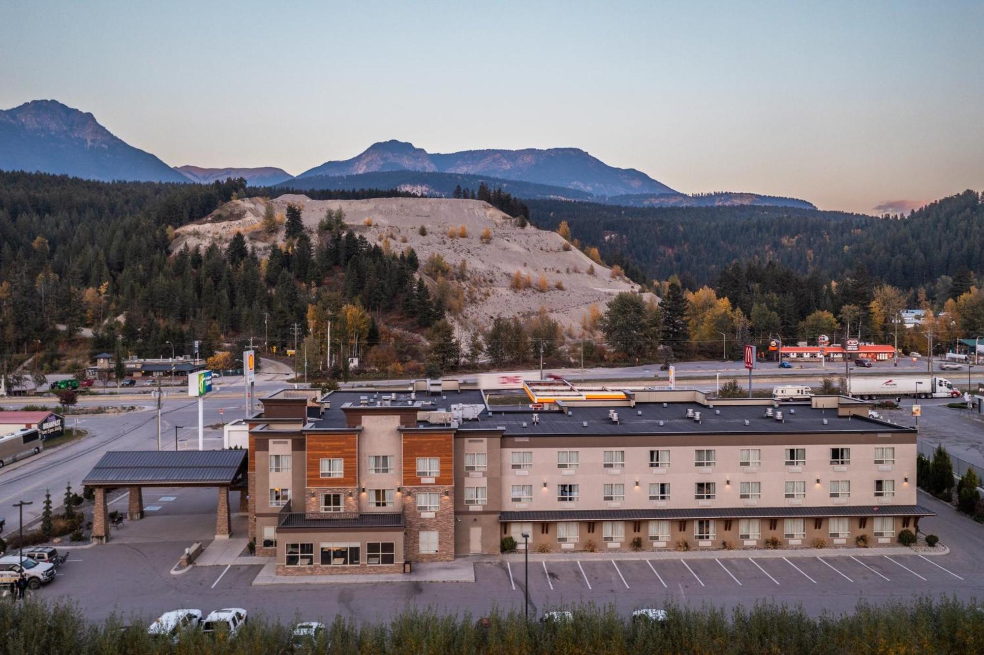 Holiday Inn Express Golden-Kicking Horse By Ihg מראה חיצוני תמונה