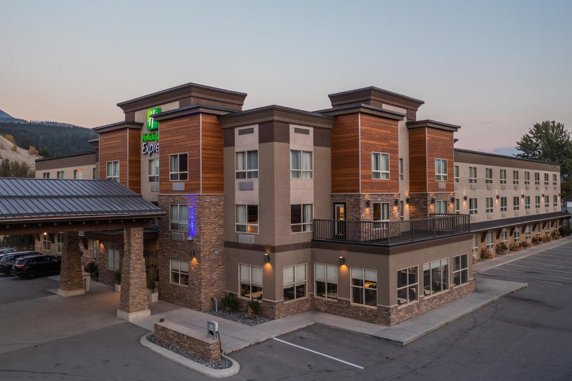 Holiday Inn Express Golden-Kicking Horse By Ihg מראה חיצוני תמונה