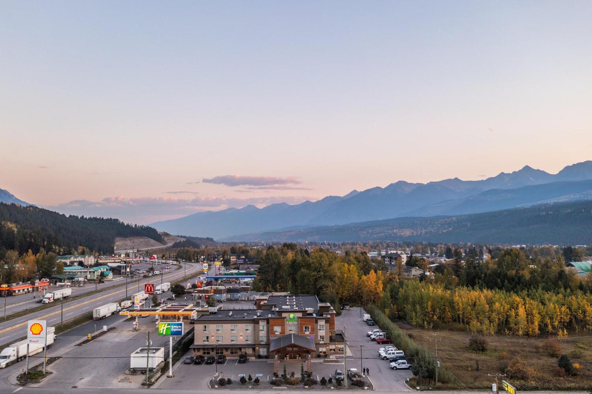 Holiday Inn Express Golden-Kicking Horse By Ihg מראה חיצוני תמונה
