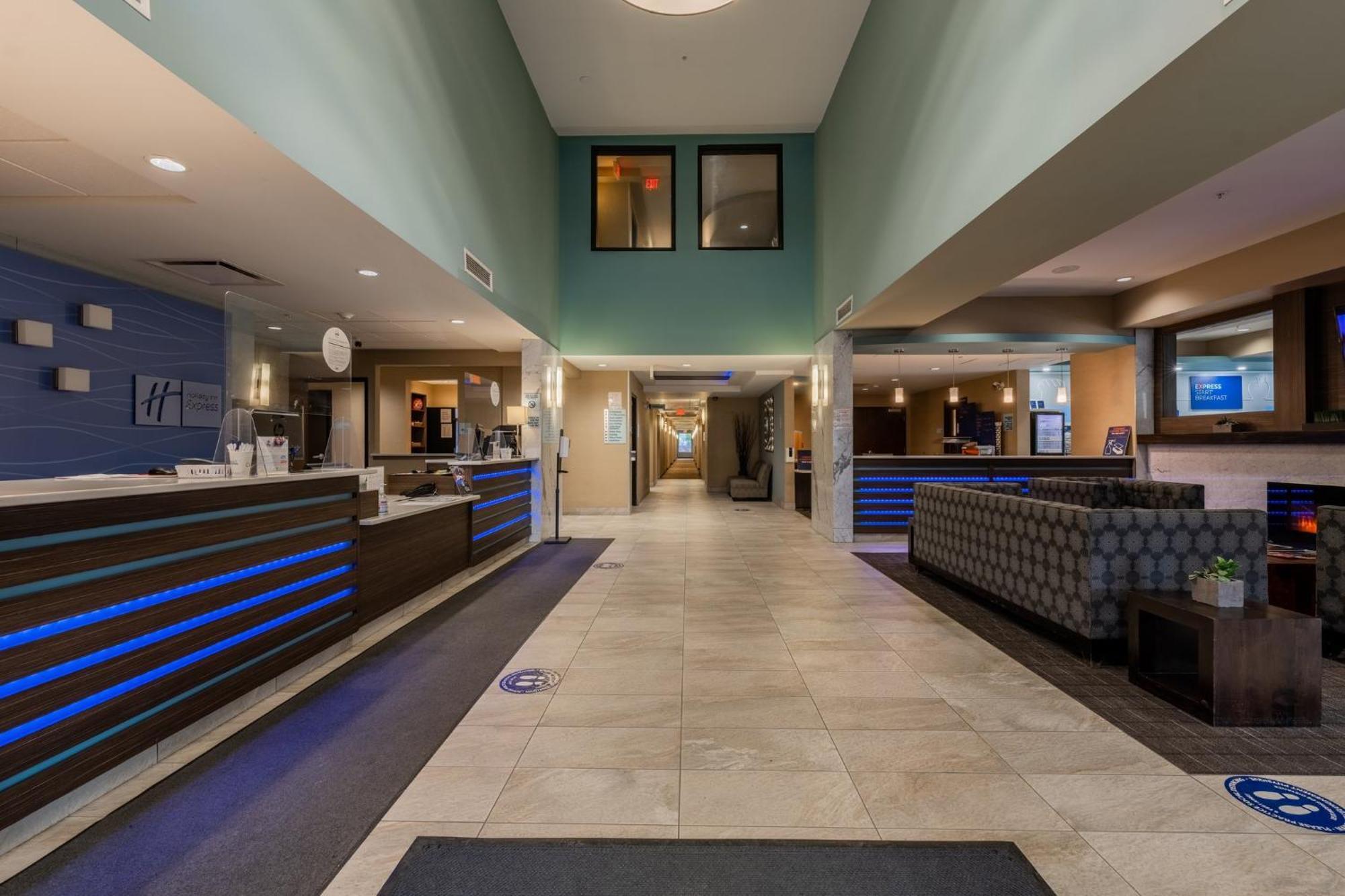 Holiday Inn Express Golden-Kicking Horse By Ihg מראה חיצוני תמונה