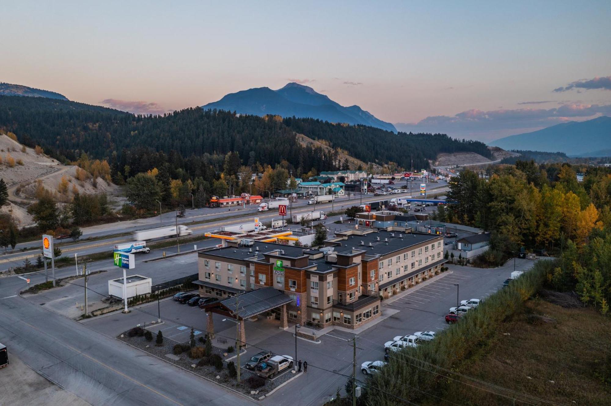 Holiday Inn Express Golden-Kicking Horse By Ihg מראה חיצוני תמונה