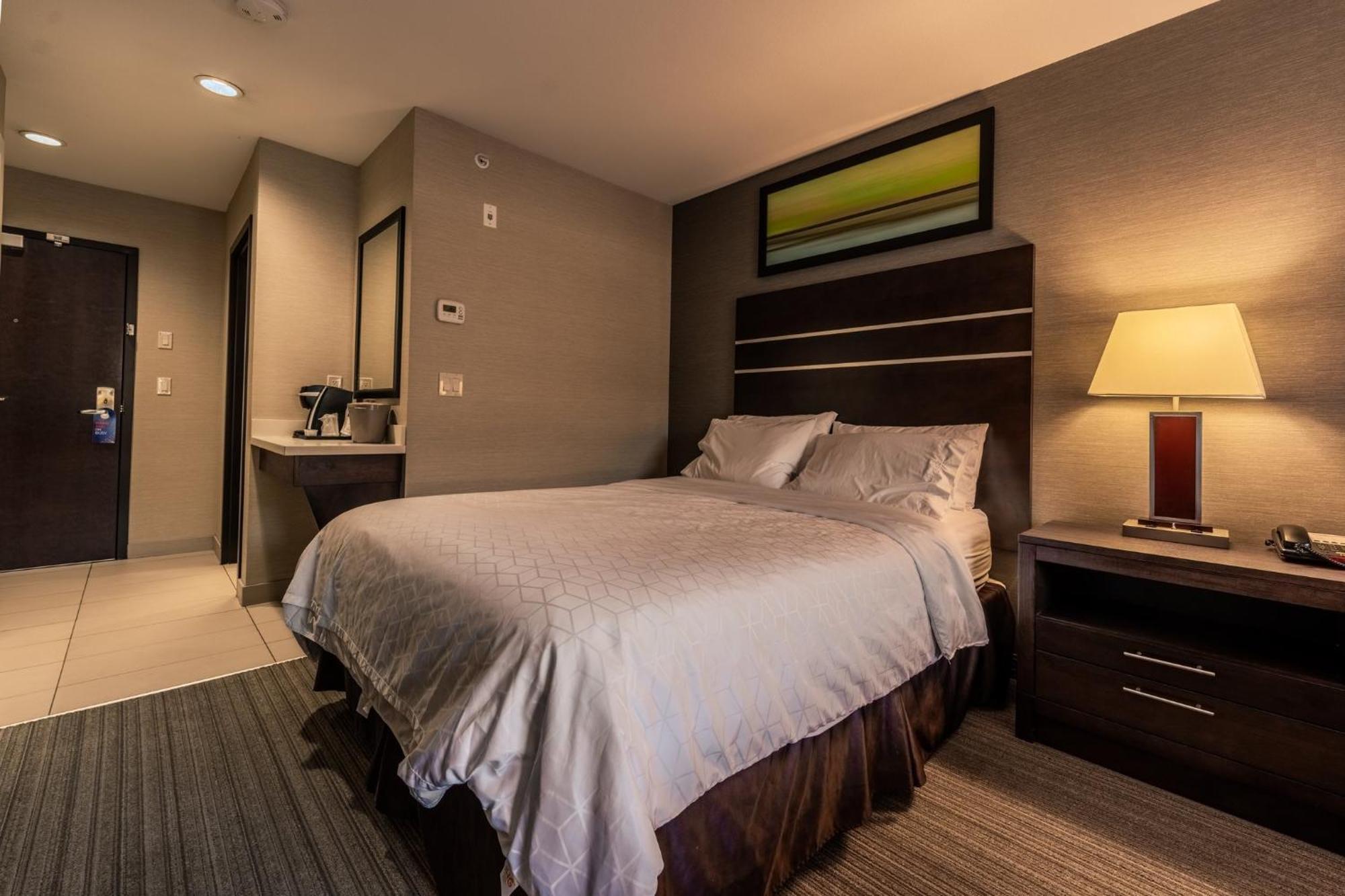 Holiday Inn Express Golden-Kicking Horse By Ihg מראה חיצוני תמונה